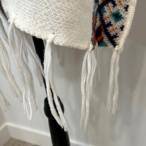 Colorful Geometric Patterned Poncho - Picture 4 of 14